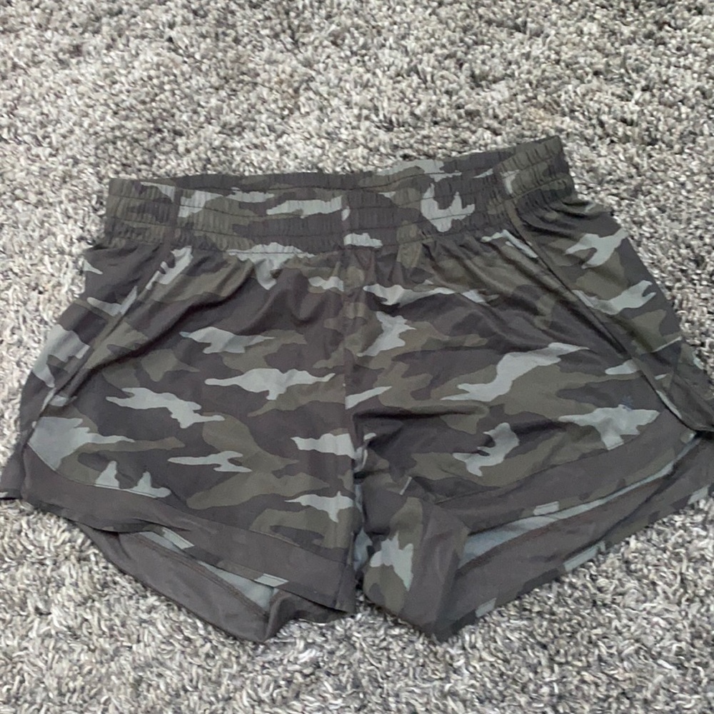 Women’s green camo athleta mesh run shorts 4”